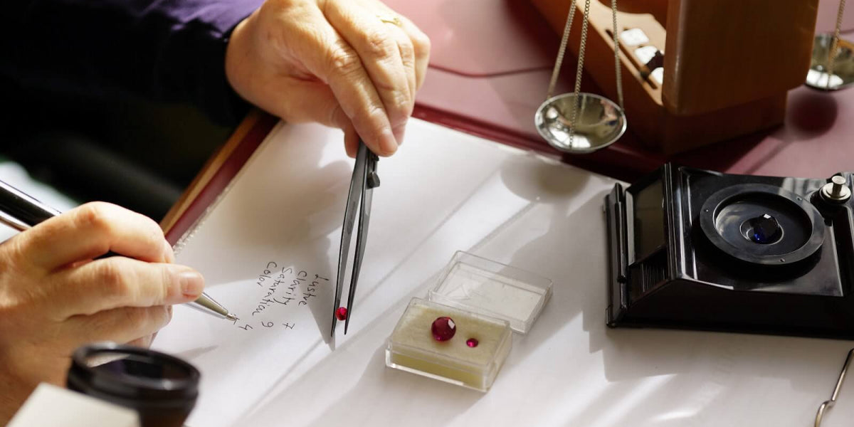 WHY WORK WITH A GIA GEMOLOGIST?
