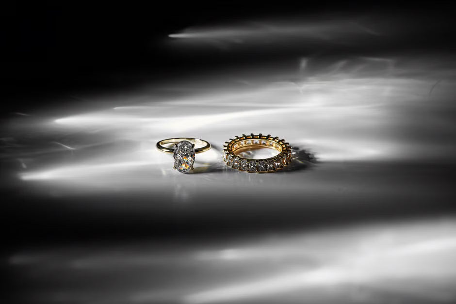 Yellow Gold vs. White Gold: Which Baguette Wedding Band Matches Your Ring?