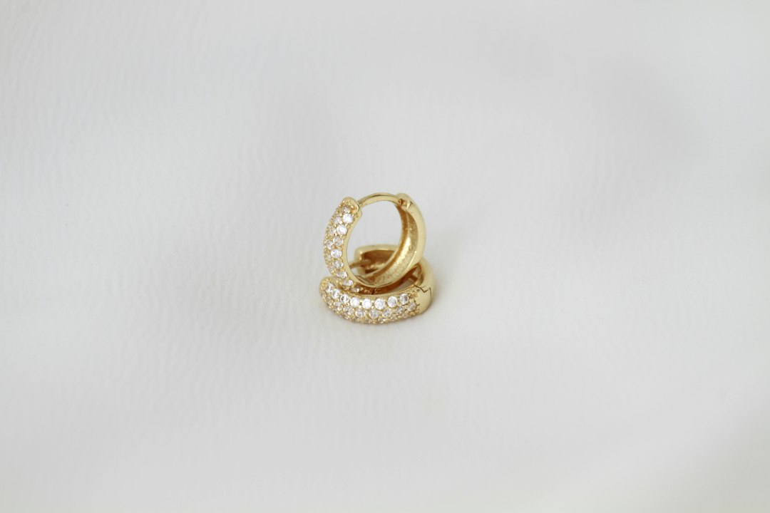All That Glitters: A Smart Buyer's Guide to 18 kt Gold Earrings