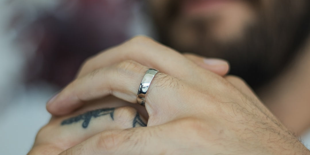Where Does a Man Wear His Engagement Ring?