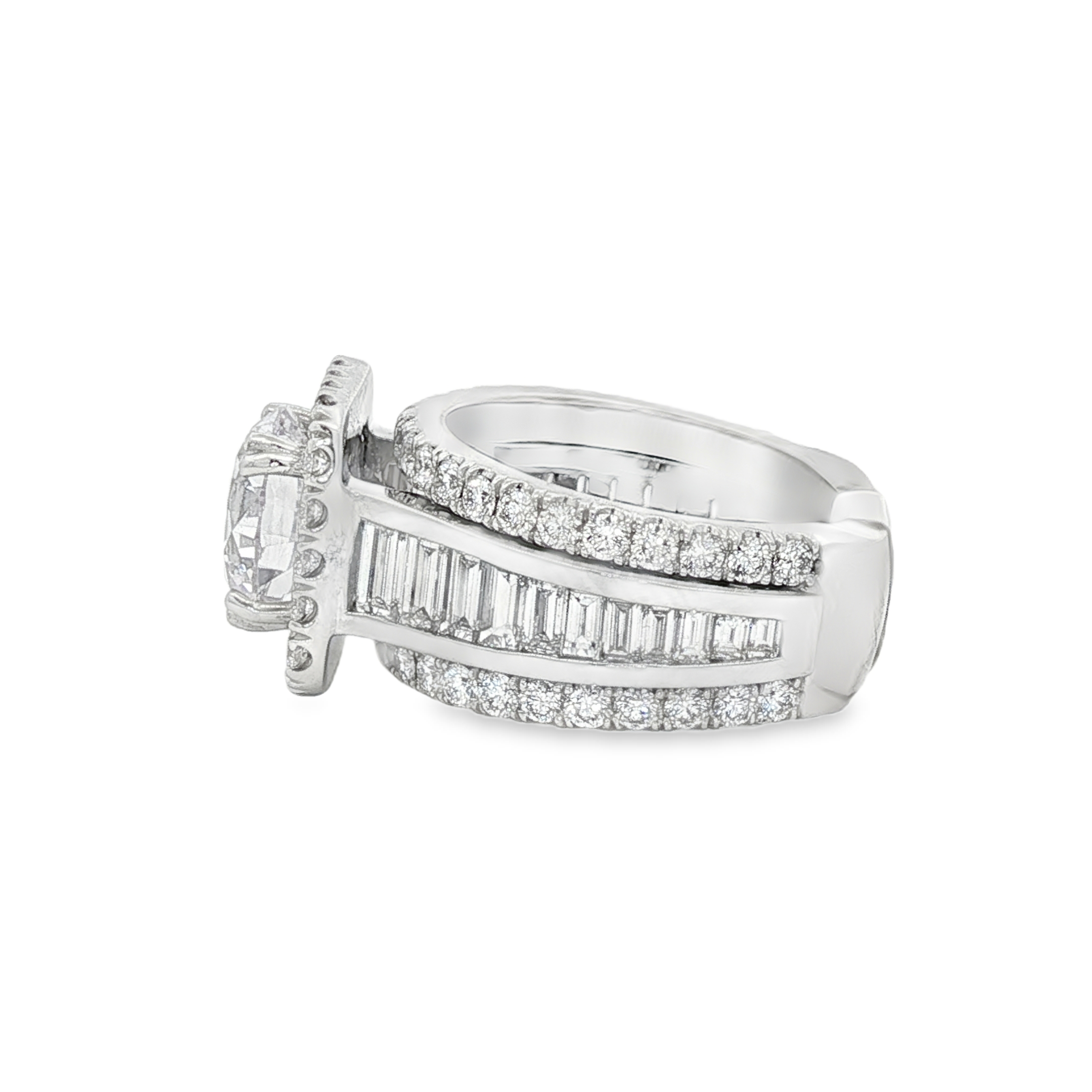 18K White Gold Halo Round Diamond Engagement Ring